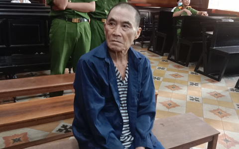 Bị người tình trẻ bỏ rơi vì hết tiền, ông lão "cả giận mất khôn"