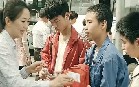 Cho 3 thiếu niên ăn xin bữa cơm nóng, mấy chục năm sau người phụ nữ được báo đáp tiền tỷ nhưng không nhận vì một nguyên do