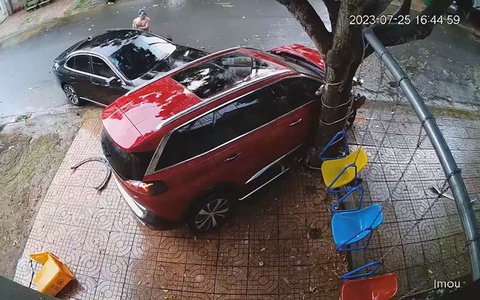 CLIP: Người đàn ông lái xe con đâm liên tiếp vào 1 chiếc xe khác