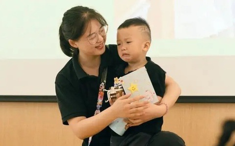 Bé trai 4 tuổi mới đi nhà trẻ, bị cô giáo bỏ đói cả tuần nhưng phụ huynh lại rất cảm kích