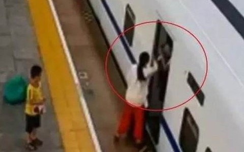 Hành động “khôn vặt” của người mẹ gây tranh cãi, như này là đang hại con