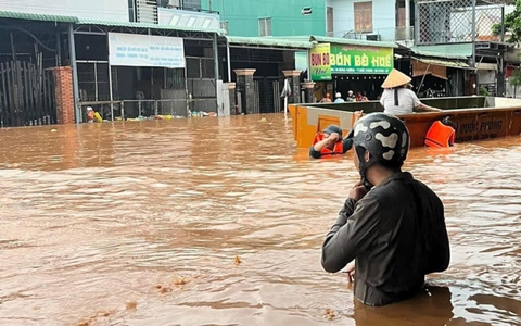 Mưa lớn khiến nhiều căn nhà ở Bình Phước ngập gần 2m