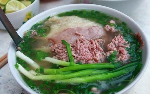 Nghiện thịt bò tái, cô gái Hà Nội phát hiện 'vật thể lạ' dài 6m trong cơ thể