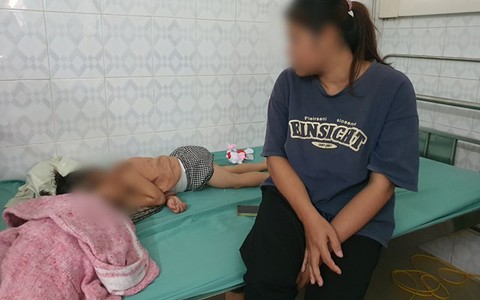 Hoà Bình: Hé lộ nguyên nhân vụ chị chồng đổ nước sôi vào người em dâu mang bầu 3 tháng