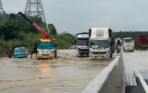 Vì sao tuyến cao tốc Dầu Giây - Phan Thiết mới sử dụng đã bị ngập?