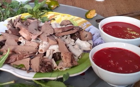 Bị điếc đột ngột sau bữa lòng lợn tiết canh