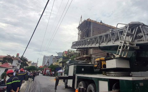Kéo sắt thi công xây dựng, 3 công nhân bị điện giật thương vong