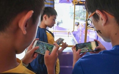 Sự khác biệt của những đứa trẻ thường chơi với điện thoại di động và không chơi điện thoại di động? 10 năm sau vỡ lẽ!