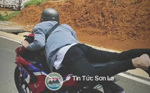 Xử phạt nam thanh niên ở Sơn La vừa nằm vừa lái xe máy