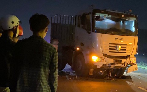 Xe máy cuốn vào gầm xe tải, 2 thanh niên tử vong