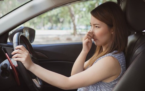 Nguyên nhân khiến điều hòa ô tô có mùi lạ