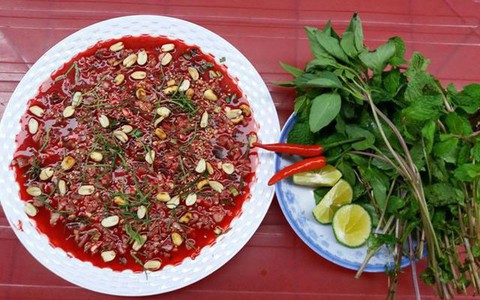 7 người ngộ độc nhập viện nghi do ăn tiết canh bò