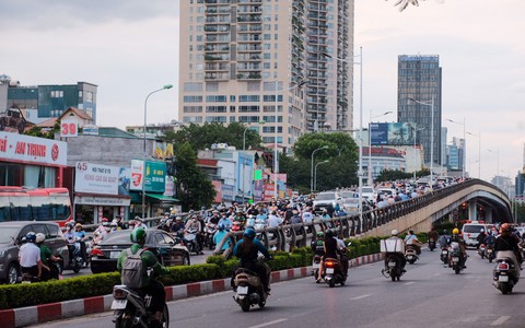 Phớt lờ biển cấm, người dân Thủ đô ùn ùn đi lên cầu vượt Lê Văn Lương - Láng Hạ