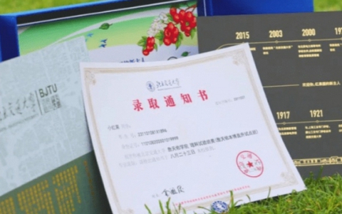 Loạt giấy báo nhập học độc - lạ của các ngôi trường "nhà người ta", đẹp đến độ chẳng muốn mở ra