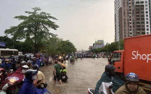 Đường phố Hà Nội thành sông, giao thông tê liệt hàng giờ
