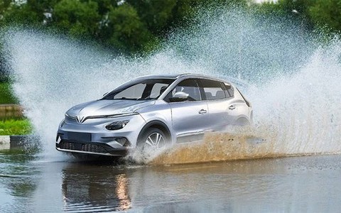 Những điều cần chú ý khi vận hành ô tô điện vào ngày mưa