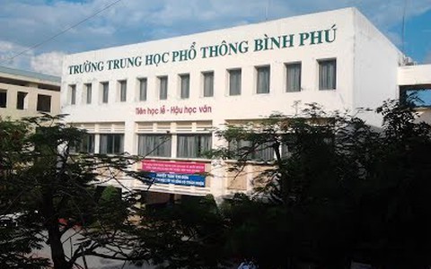 Bị review bán đồng phục, ép mua ba lô: Hiệu trưởng Trường THPT Bình Phú nói do nhân viên làm sai!