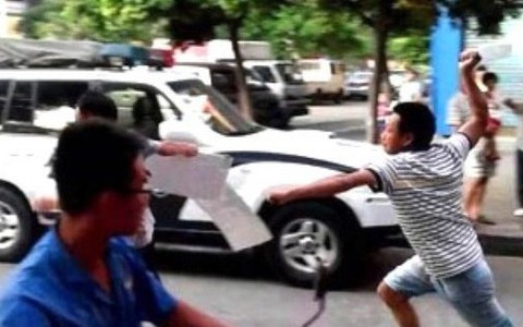 Bị cả xóm đuổi đánh vì đậu xe trước cửa nhà, tài xế nhập viện cấp cứu