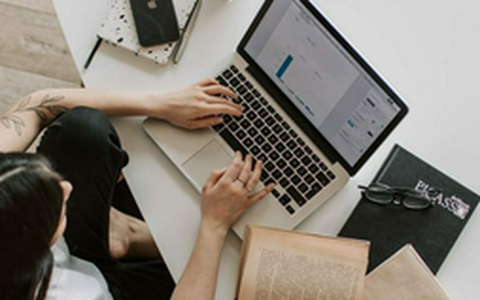 Làm 40 giờ/tuần là vớ vẩn, cựu CEO mách 3 mẹo hack năng suất: Việc đầu tiên là ném to-do-list đi!