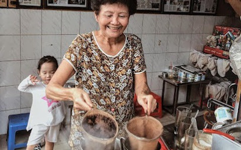 Có gì trong quán cafe vợt 73 năm nổi tiếng nhất Sài Gòn, khách kìn kìn tới xếp hàng mỗi sáng?