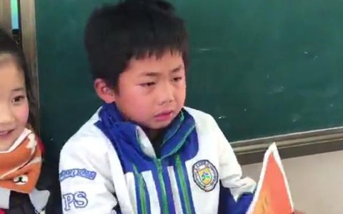 Học sinh tiểu học viết đôi lời gửi bố, cô giáo chủ nhiệm đọc mà rơm rớm nước mắt, bố vô cùng xấu hổ