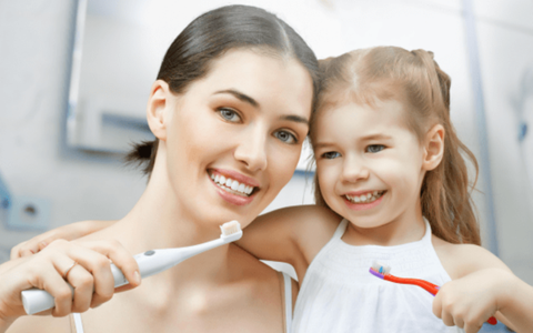 Có nên nhúng kem đánh răng vào nước trước khi đánh răng không?
