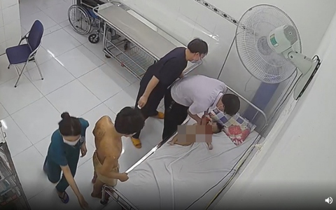 Bé trai 2 tuổi ở Bình Phước tử vong: Lời khai “lạnh gáy” của cha dượng