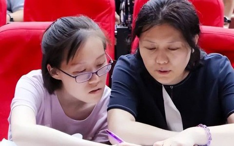 Con thi đỗ vào trường ĐH danh tiếng nhưng giấy báo nhập học có 1 chi tiết khiến cha mẹ lặng đi