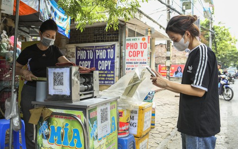 Thời đại của ly trà đá 10k cũng quét mã trả tiền: "Mình không nhớ lần cuối dùng tiền mặt là khi nào"