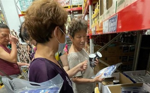 Dân Trung Quốc đổ xô tích trữ muối sau vụ Nhật Bản xả nước thải phóng xạ