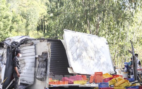 Xe chở cá đâm vào vách núi, tài xế tử vong trong cabin