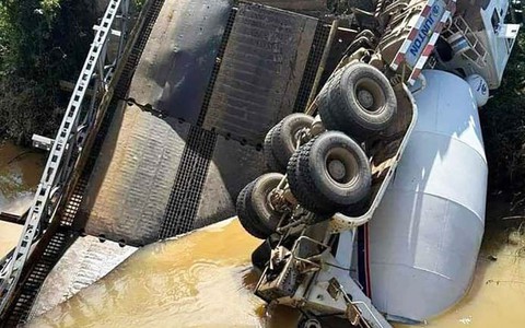 Cầu sắt bất ngờ gãy sập hất xe bồn xuống suối