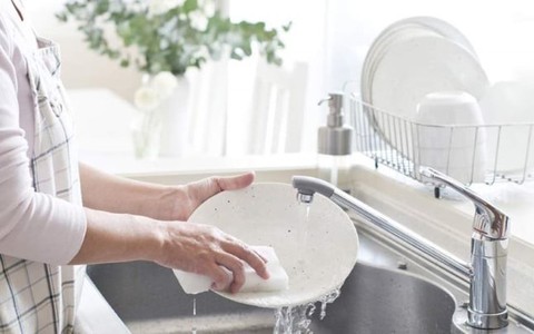 Mẹo rửa sạch bát đĩa mà không cần nước rửa chén
