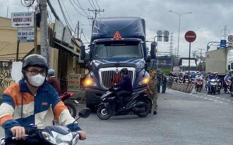 Văng vào xe đầu kéo sau va chạm container, nam tài xế xe công nghệ tử vong