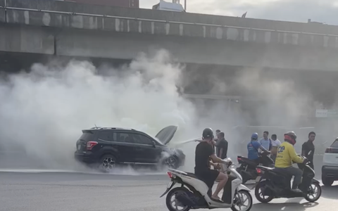 Hà Nội: Ô tô bốc cháy giữa ngã tư Nguyễn Trãi - Khuất Duy Tiến