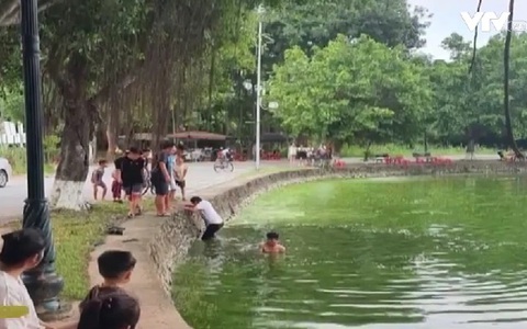 Hà Nội: Lái xe taxi cứu sống hai cháu nhỏ rơi xuống hồ nước