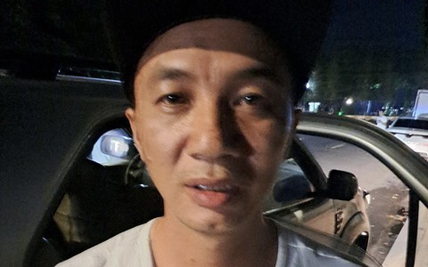 Chém vợ cũ gần đứt chân, con trai vào can cũng bị chém