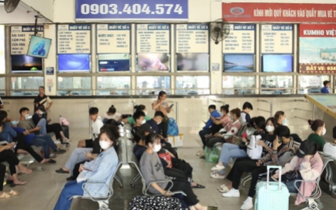 Hành khách ngủ gục, vạ vật 6 tiếng ở bến chờ bắt xe về quê nghỉ lễ Quốc khánh