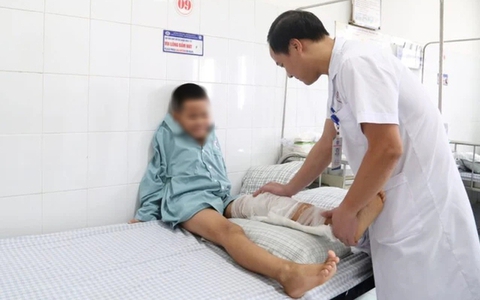 Đắp thuốc không rõ nguồn gốc, bé trai 10 tuổi có nguy cơ không đi lại được