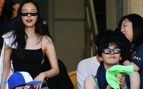 Jennie xuất hiện gợi cảm bên G-Dragon tại sân vận động?