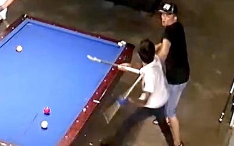 Mâu thuẫn ở quán bida, thanh niên mang kiếm chém gần đứt cổ bạn thân