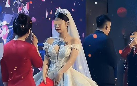 Hôn lễ đang tưng bừng, mẹ chú rể chợt xụ mặt không lên sân khấu phát biểu khi nhìn thấy thứ trước ngực cô dâu