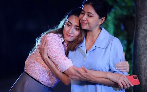 Đi làm về, tôi rơi nước mắt khi thấy mẹ đang nấu ăn trong nhà
