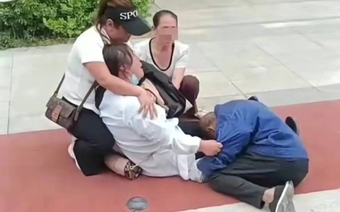 Vô tình vứt đôi giày của chủ căn hộ vào thùng rác, nhân viên vệ sinh treo cổ tự vẫn vì bị đòi bồi thường gần 33 triệu