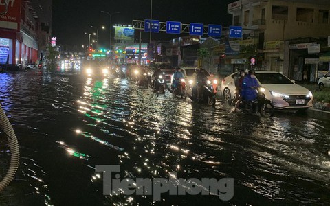 Mưa như trút nước, nhiều tuyến phố Đà Nẵng 'biến' thành sông
