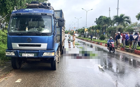 Tông vào đuôi xe tải đậu bên đường, đôi vợ chồng tử vong thương tâm