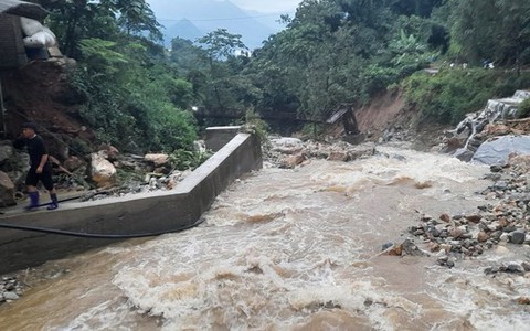 Lũ quét khiến 2 người chết, 4 người bị cuốn trôi ở Sa Pa