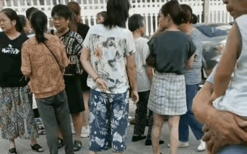 Mê chơi bài bỏ quên con chết trong ô tô, bà mẹ trẻ lăn lộn khóc không thành tiếng, cảnh tượng khiến ai cũng xót xa