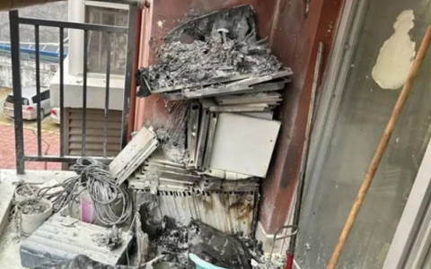 Phát hiện đám cháy ở ban công tầng 3 tòa chung cư, cậu bé cấp 1 nhanh trí vận dụng kiến thức SGK, cứu mọi người kịp thời