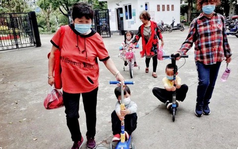 Bà nói “không” với trông cháu thay con